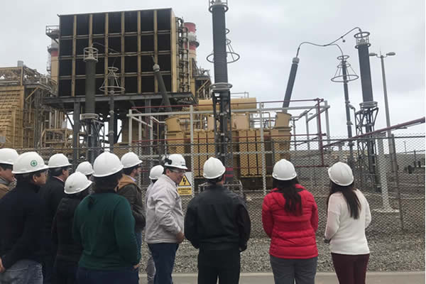 Alumnos de la Universidad Católica visitan Fenix