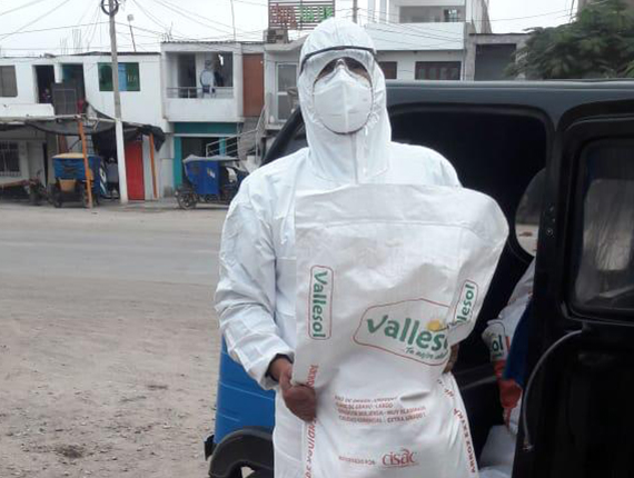 Entrega de kits de alimentos para familias vulnerables y con pacientes COVID-19