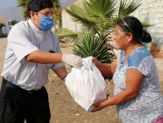 Entrega de kits de alimentos para familias vulnerables y con pacientes COVID-19