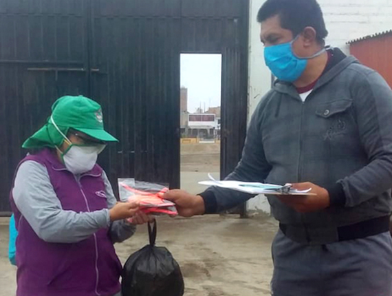 Entrega de mascarillas y protectores faciales para personal de primera línea de defensa en Chilca