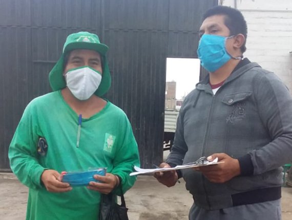 Entrega de mascarillas y protectores faciales para personal de primera línea de defensa en Chilca
