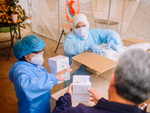 Fenix entrega 1500 pruebas serológicas a Microred de Salud de Chilca