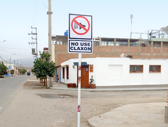 Fenix y Asociación por el Turismo de Chilca realizan mantenimiento e instalación de señales de tránsito en Las Salinas