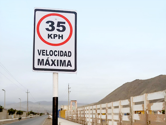 Fenix y Asociación por el Turismo de Chilca realizan mantenimiento e instalación de señales de tránsito en Las Salinas