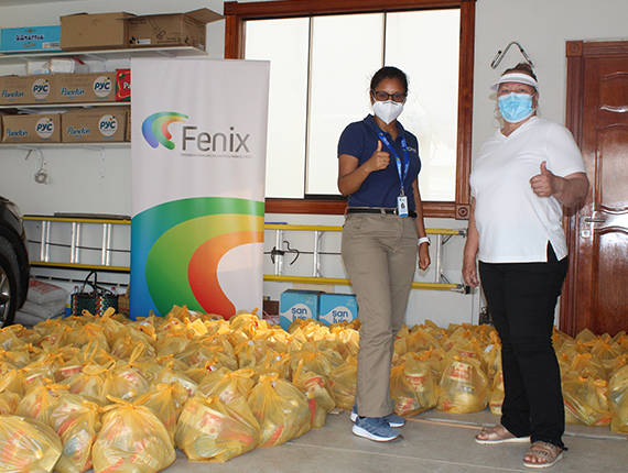 Fenix continúa con la entrega kits de alimentos a vecinos