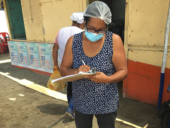 Fenix continúa con la entrega kits de alimentos a vecinos