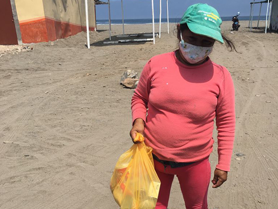 Fenix continúa con la entrega kits de alimentos a vecinos