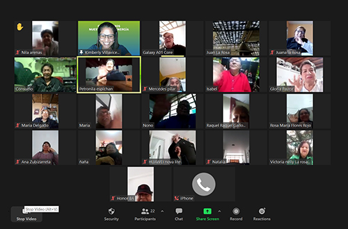 Adultos mayores, vecinos de Fenix, aprenden a manejar plataformas virtuales y redes sociales