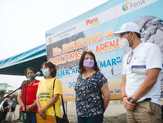 Fenix se une a evento de esculturas en arena en Chilca que  promueve derechos de mujer