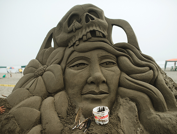 Fenix se une a evento de esculturas en arena en Chilca que  promueve derechos de mujer
