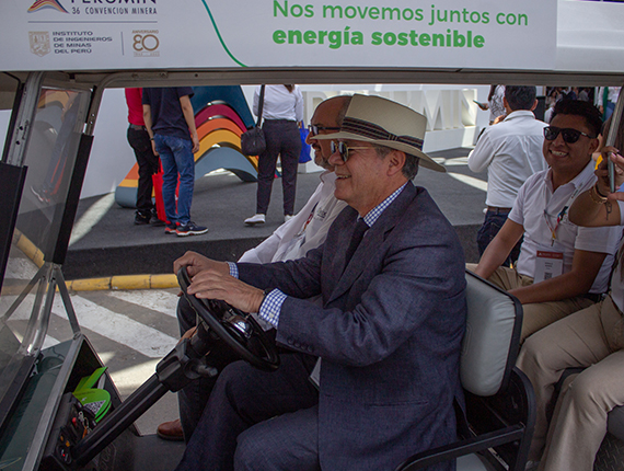 Fenix y el Instituto de Ingenieros de Minas lanzan el Ecomóvil  de Perumin